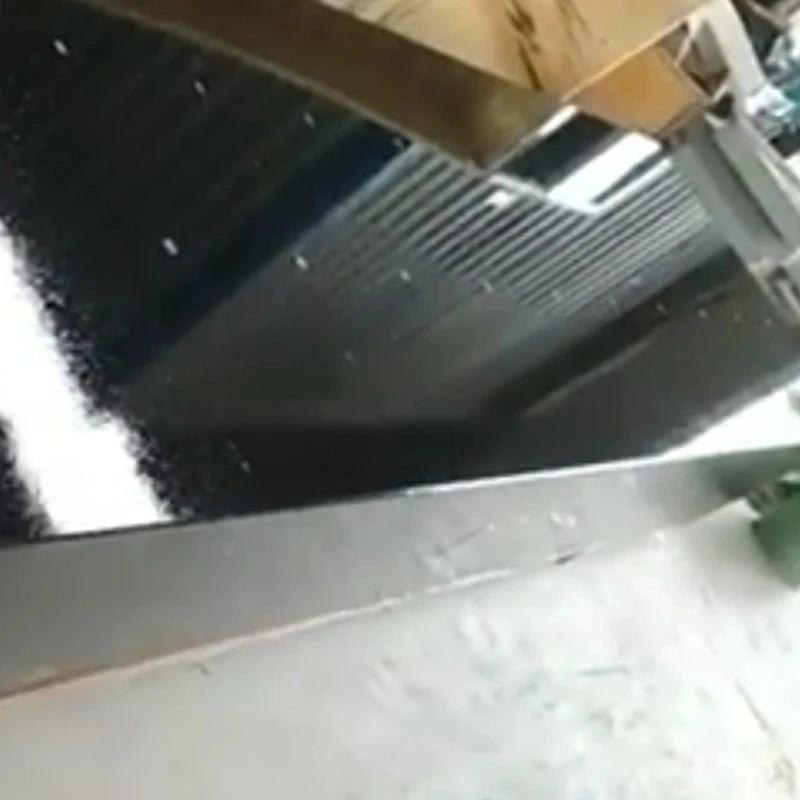 ‘N 4 meter lang en 0,5 meter dik geboorde insetselgranietplatform word gestuur